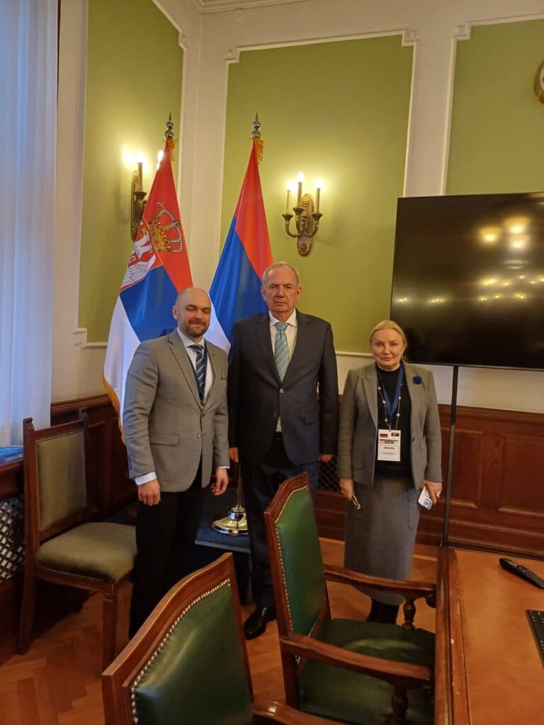 Данас je Слободан Николић у Скупштини Србије са функционерима Руске странке Олгом Измајловом и Наталијом Панасиук примио десеточлану политичко-привредну делегацију из руске Тјуменске области која предвођена директором за инвестиције Александром Горлатовим и председницом Трговачко индустријске коморе Олгом Езикеевом. Тјуменска област је трећа по економској снази после Москве и Санкт Петербурга.